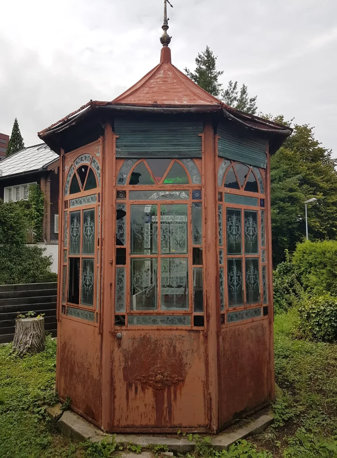 Vollständige Frontalansicht des historischen Pavillons