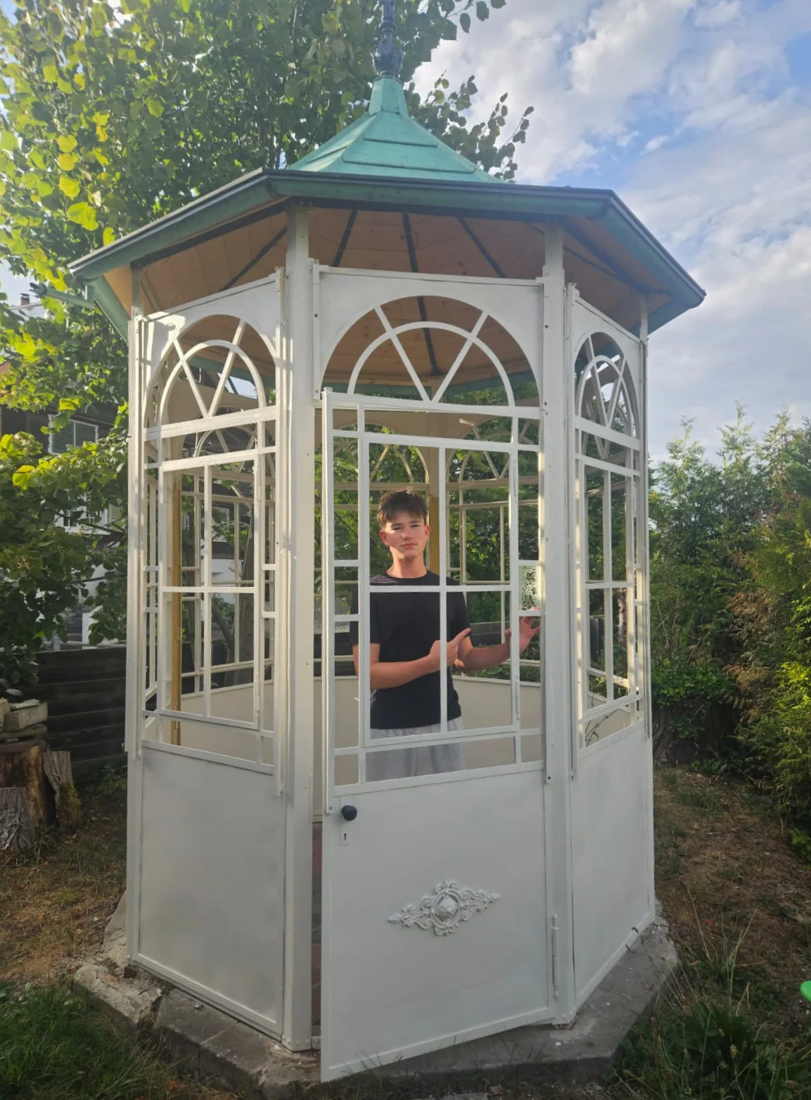 Weiss restaurierter Pavillon